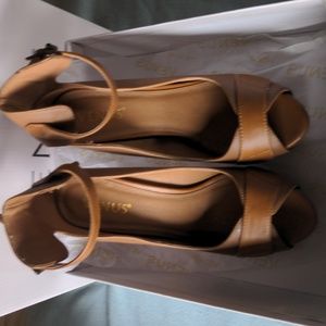 Venus peep toe stiletto women's size 8 1/2